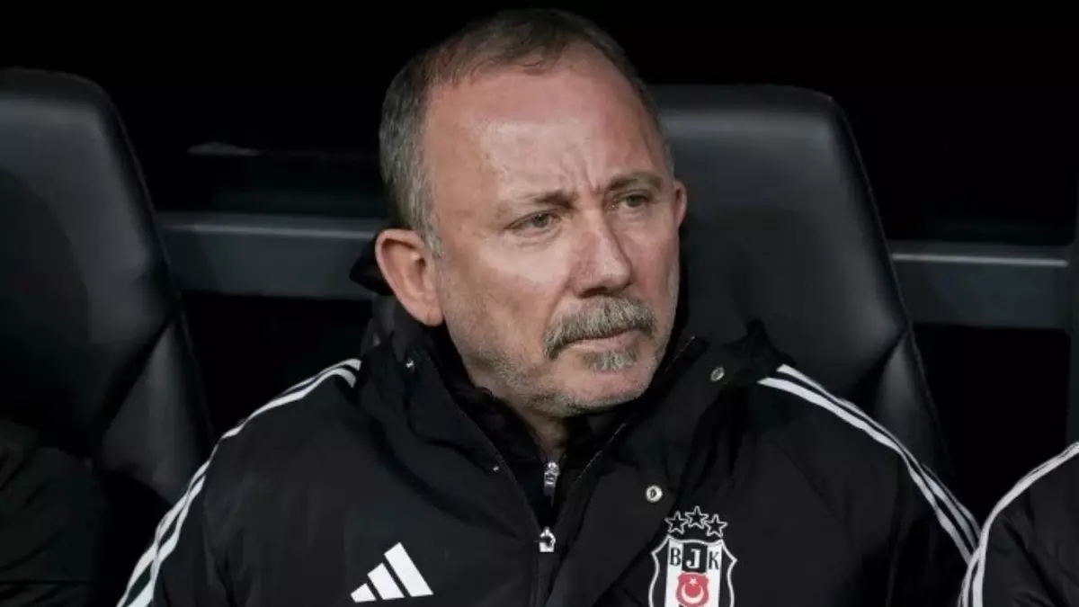 Konyaspor maçı sonrası Sergen Yalçın'a su şişesi fırlatıldı