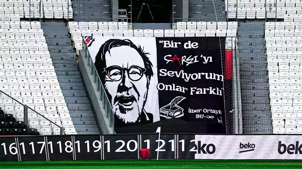 Beşiktaş tribünleri kendine yakışanı yaptı, İlber Ortaylı'yı unutmadı