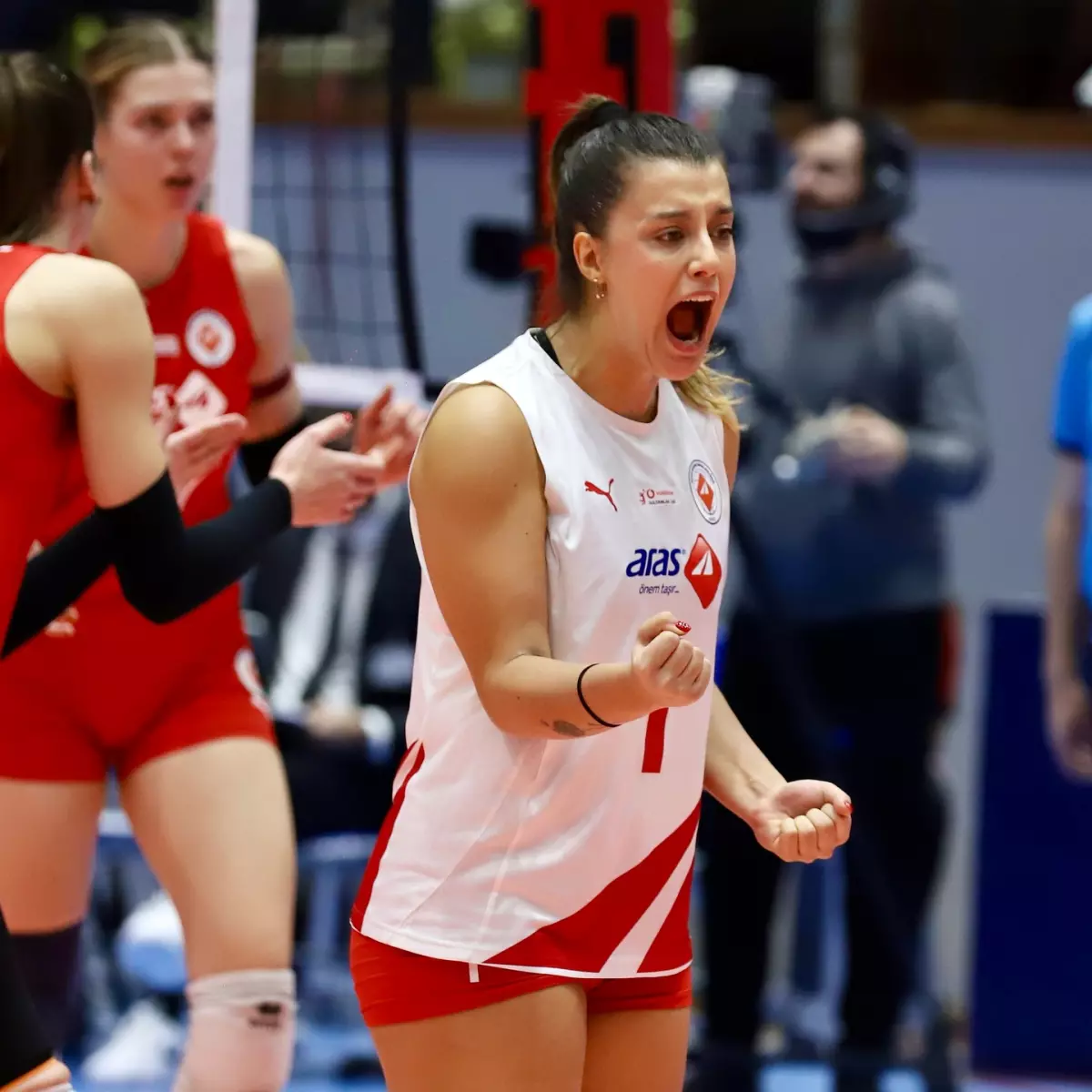 Özge Nur Çetiner ve Simay Kurt, Beşiktaş'a transfer oldu